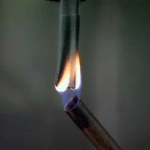 از تست شعله پلاستیک و ضایعات آن می توان برای شناسایی انواع پلیمر ها استفاده کرد.