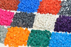 کامپاند یا همان ترکیب پلیمر فرایند اختلاط یا آمیختن چند نوع گرانول پلاستیکو مواد افزودنی با یکدیگر به جهت تولید پلیمر جدید می باشد.