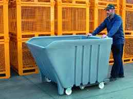 سطل آشغال / Skips ، یک ظرف رو باز بزرگ چرخ دار برای ضایعات که به بارگذاری داخل یک کامیون کمک می کند. بعد از بارگیری مرحله خالی کردن در محل دفن است.